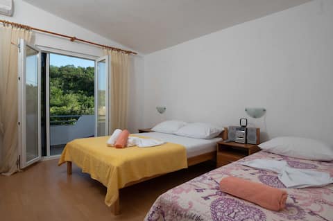 Top Airbnb: Marina's apartment with terrace in Poljica Brig