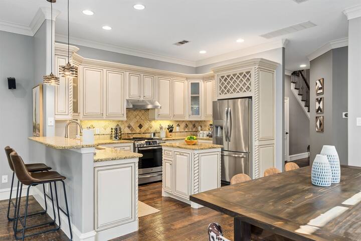 Luxury Dallas Home | Game Room | Fire Pit gallery image 2