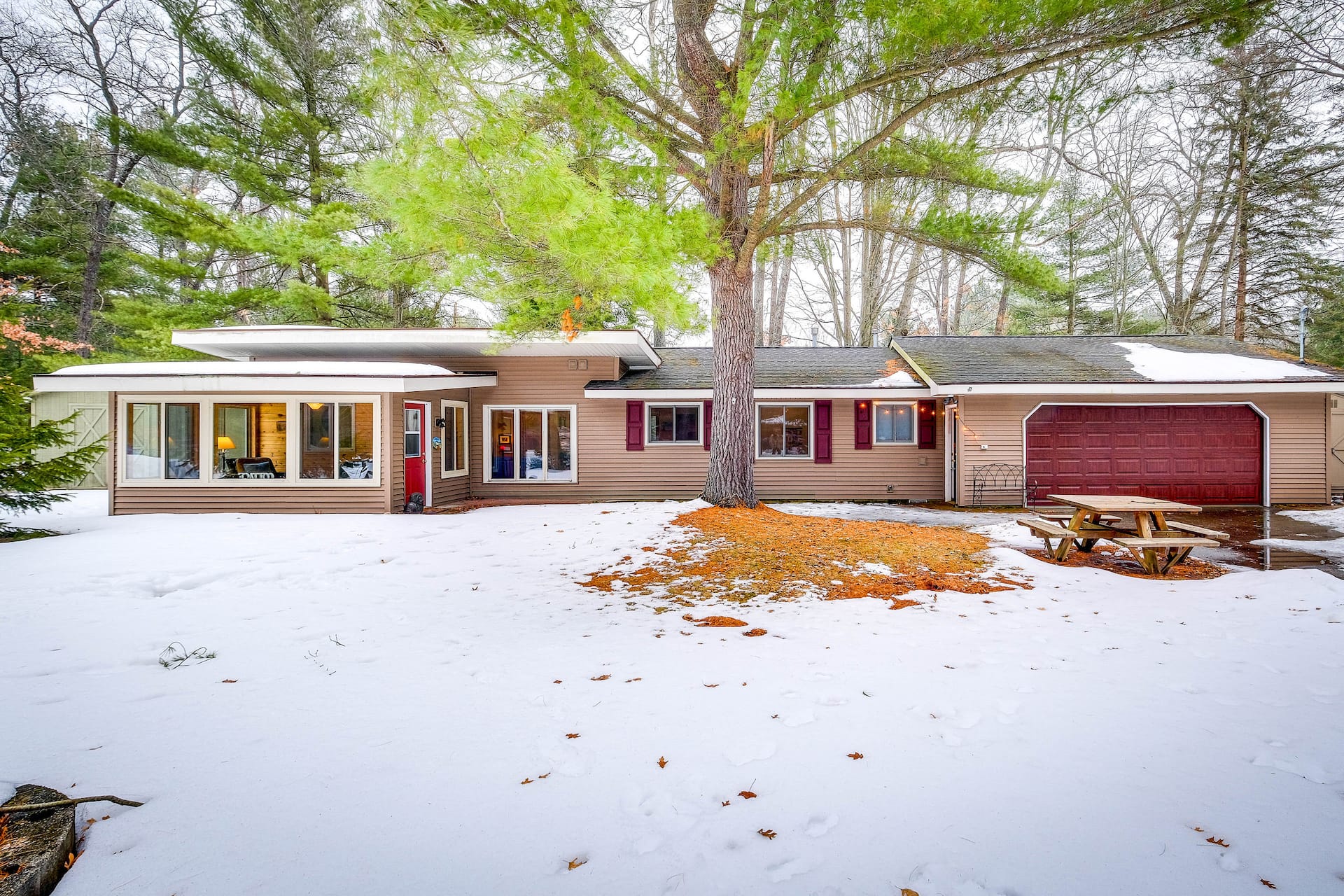 Cozy Cottage W/ Sunroom - Walk To Higgins Lake!