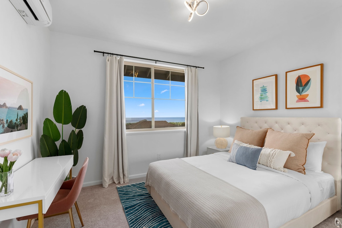 El dormitorio 2 cuenta con una cama tamaño queen, un escritorio y un baño compartido.