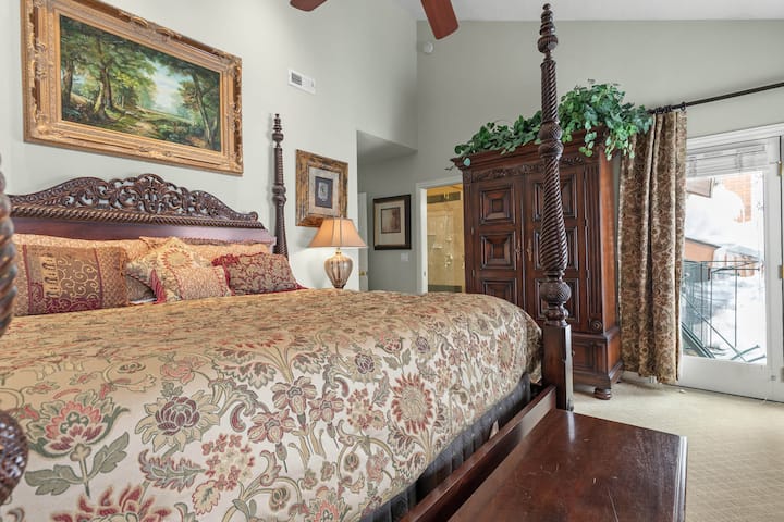 Park West Village 1700: quarto principal com cama king size, lareira e banheiro privativo