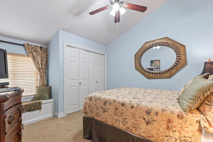Park West Village 1700: segundo quarto com cama queen size