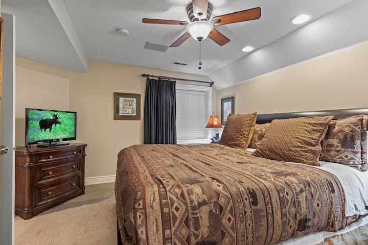 Park West Village 1700: quarto quarto com cama king size e banheiro privativo