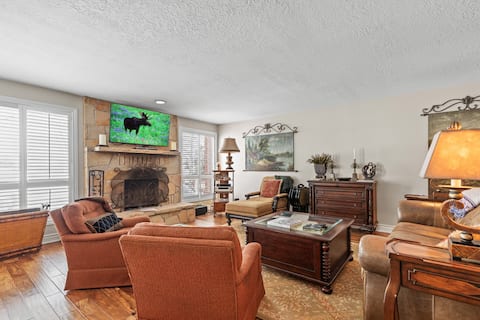 Park West 1700 Spacious Oasis - Pvt. HotTub