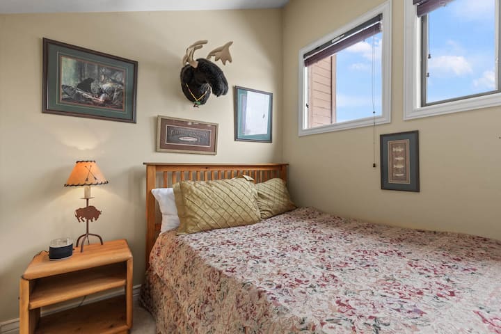 Aluguéis por temporada em Park City em Park West Village 1700: área de loft com cama de solteiro