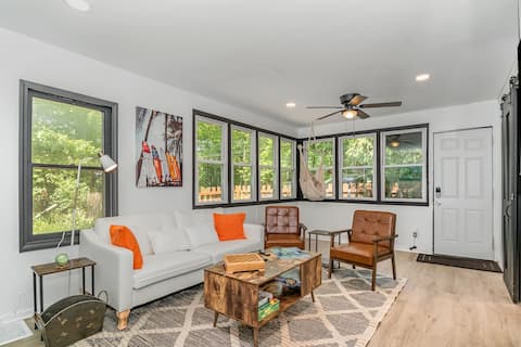 Black Cabin Getaway in Beautiful Woods I Valpo