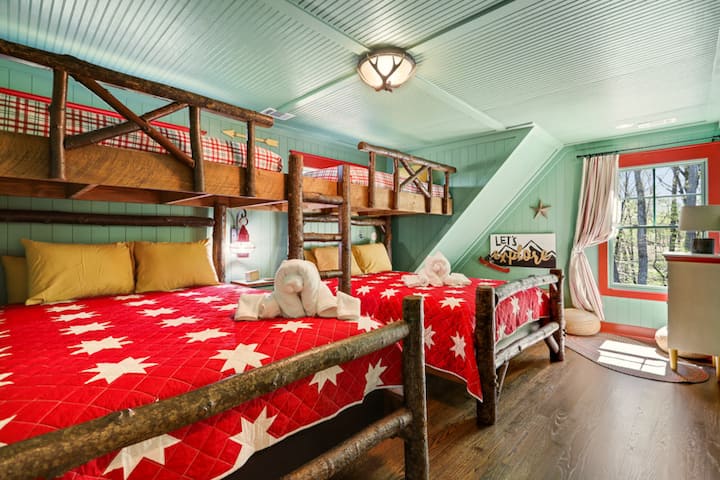 “Tree House” Pasadyang ginawang kuwartong may bunk na may dalawang twin na higit sa dalawang queen bed.