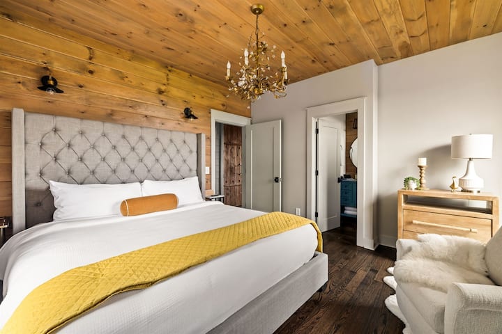 “Las habitaciones eran espectaculares; fue el mejor descanso que he tenido fuera de casa”.  Las almohadas fueron de cinco estrellas”. – Huésped K. P.