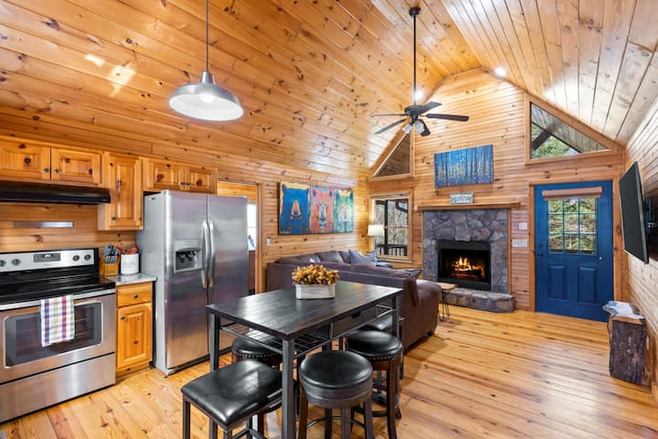 Catching Fireflies Cabin: Family Getaway | Hot Tub