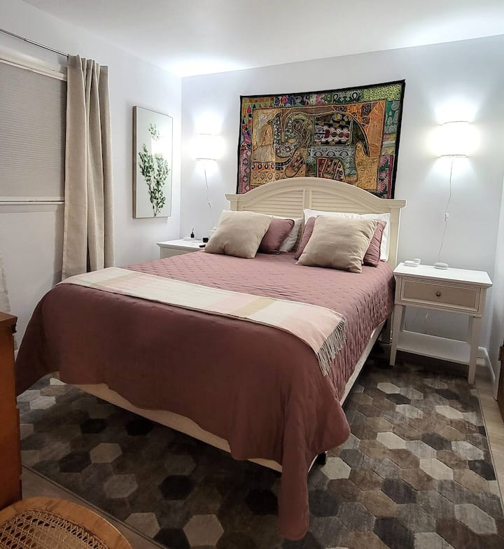 1re chambre, grand lit, téléviseur intelligent de 55 po, PREMIER ÉTAGE