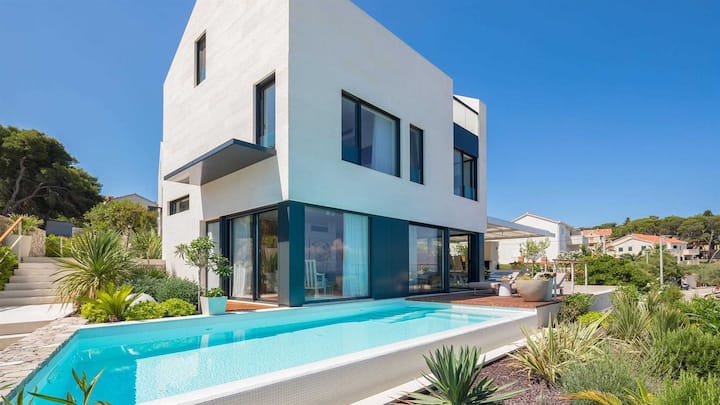 Modern And Luxury Poolside Villa In Suitvan - Sutivan
