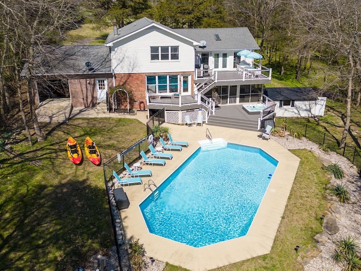Huge Lakehouse w/Pool, Hot Tub & Fire Pit!