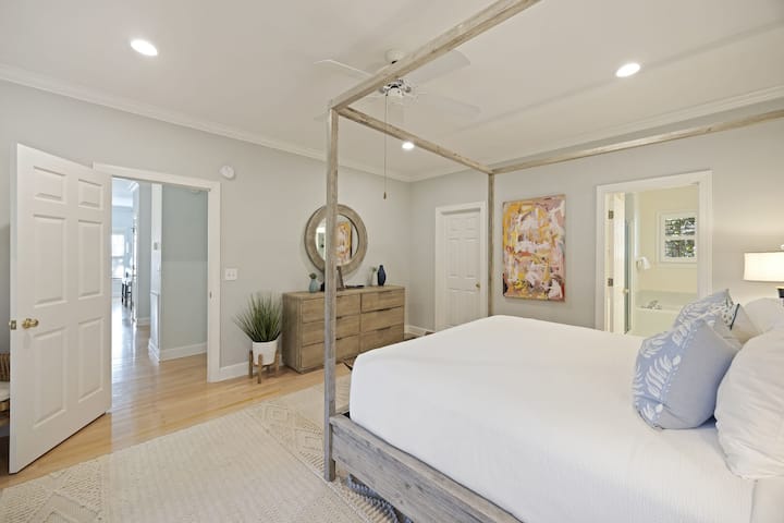 Dormitorio 1 - Suite principal - King - Sala de estar con TV - Baño privado - Primer piso