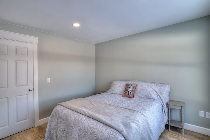 غرفة نوم في الطابق السفلي - سرير بحجم كوين