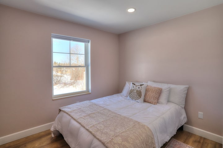 غرفة النوم في الطابق الرئيسي - كوين