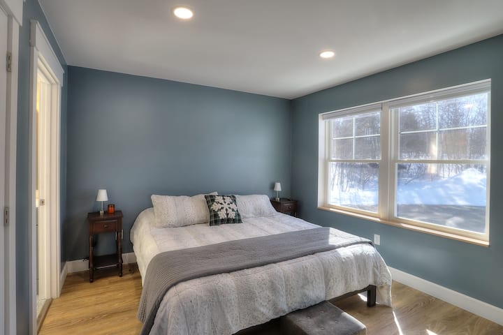 غرفة النوم الرئيسية في الطابق الرئيسي مع سرير كينج