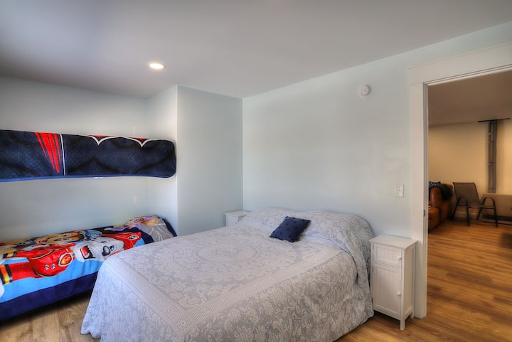 سرير كوين في الطابق السفلي وسرير بطابقين (سريران توأم)