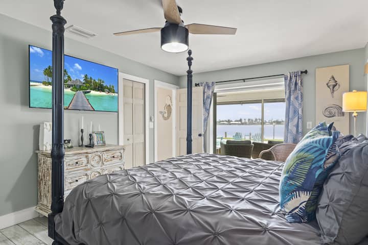 DORMITORIO TAMAÑO KING CON VISTA A LA PISCINA/LAGO
