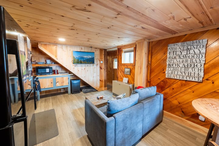 Lawrence's Lakeside Cabins | Ioneta: Private Sauna - New England