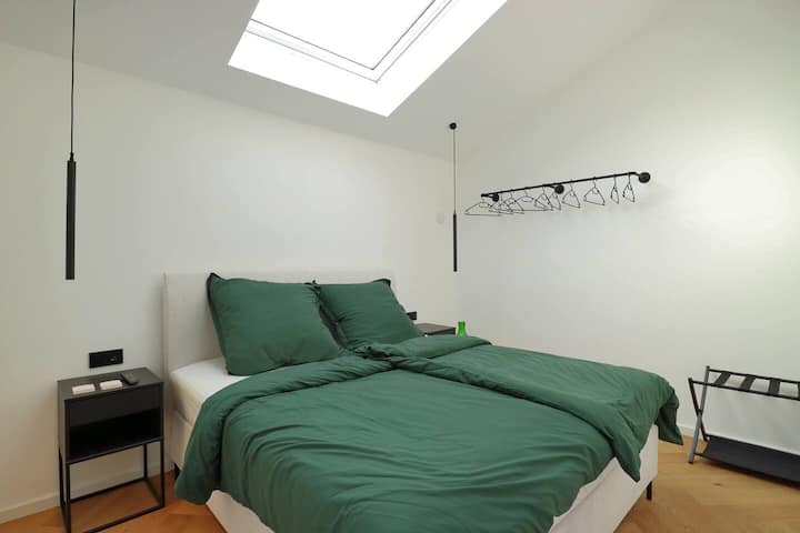 Спалня със суперголямо двойно легло, смарт телевизор с Netflix, парапет за дрехи и закачалка за куфари