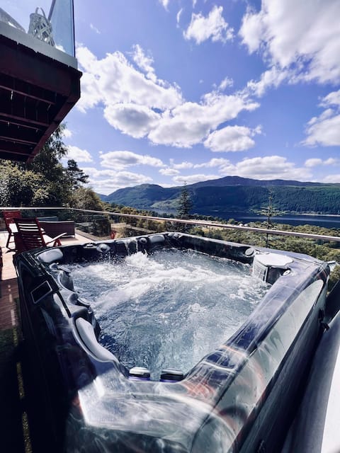 Luxury lodge on Loch Ness + hot tub & sauna