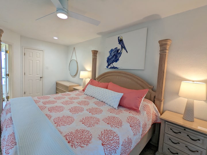 Dhoma kryesore e gjumit - krevat dopio "king". Dhomë gjumi primare - Krevat dopio "King" me TV të madh me ekran të sheshtë dhe ballkon privat.
