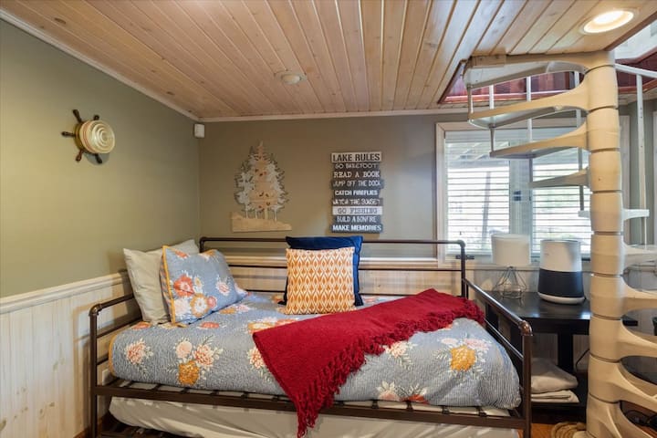 双层床和沙发床