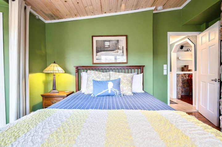 带风扇的雪松木板天花板