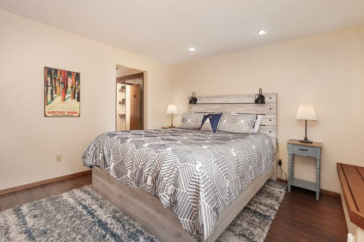 Sumérgete en una cama cómoda, rodeada de una iluminación cálida y detalles cuidados que hacen que este espacio se sienta como en casa.