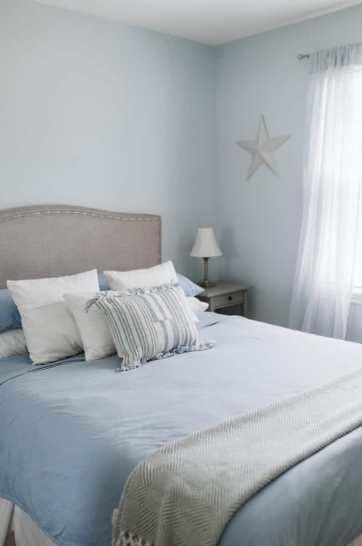 غرفة نوم بسرير بحجم كبير