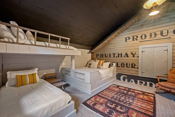 The Harvest Loft includes a Queen and 2 Twin beds