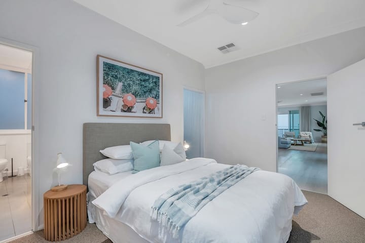 Საძინებელი 2 მდებარეობს ზედა სართულზე, სადაც დამონტაჟებულია უკუ ციკლის კონდიცირება, ჭერის ვენტილატორი და მყუდრო გარემო.