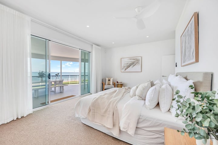 Მთავარი საძინებლის ფლიგელი პირდაპირ აივანს უკავშირდება.