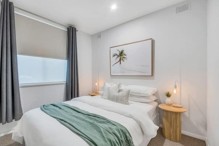 Საძინებელი-5 კოშკის ვენტილატორით და სათავსოებით.