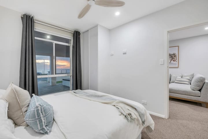 Საძინებელი-4 ჭერის ვენტილატორით და სათავსოებით.