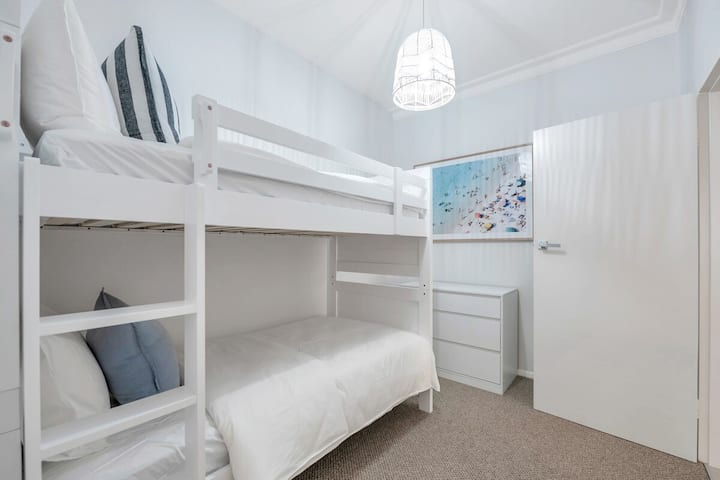 Საძინებელი-3 [საბავშვო საძილე სივრცე] 

Ორსართულიანი არ არის შესაფერისი 4 წლამდე ბავშვებისთვის და ზედა ორსართულიანი არ არის შესაფერისი 9 წლამდე ბავშვებისთვის. Წონის მოცულობა თითოეული 60 კგ.

Სინათლის მორგება შეიცვალა უსაფრთხოების მიზნით. 