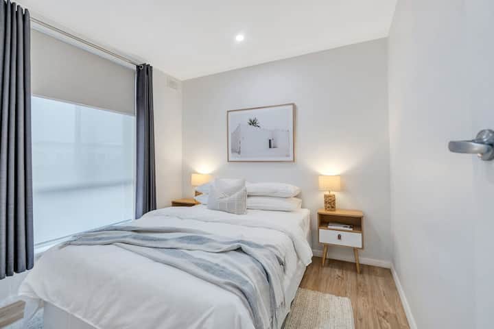 تواجه غرفة النوم 2 الشمال وتحتوي على مروحة برج وخزانة ملابس.