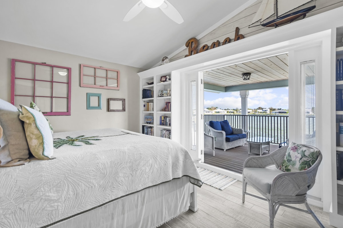 سرير كينج في الطابق العلوي مع شرفة خاصة