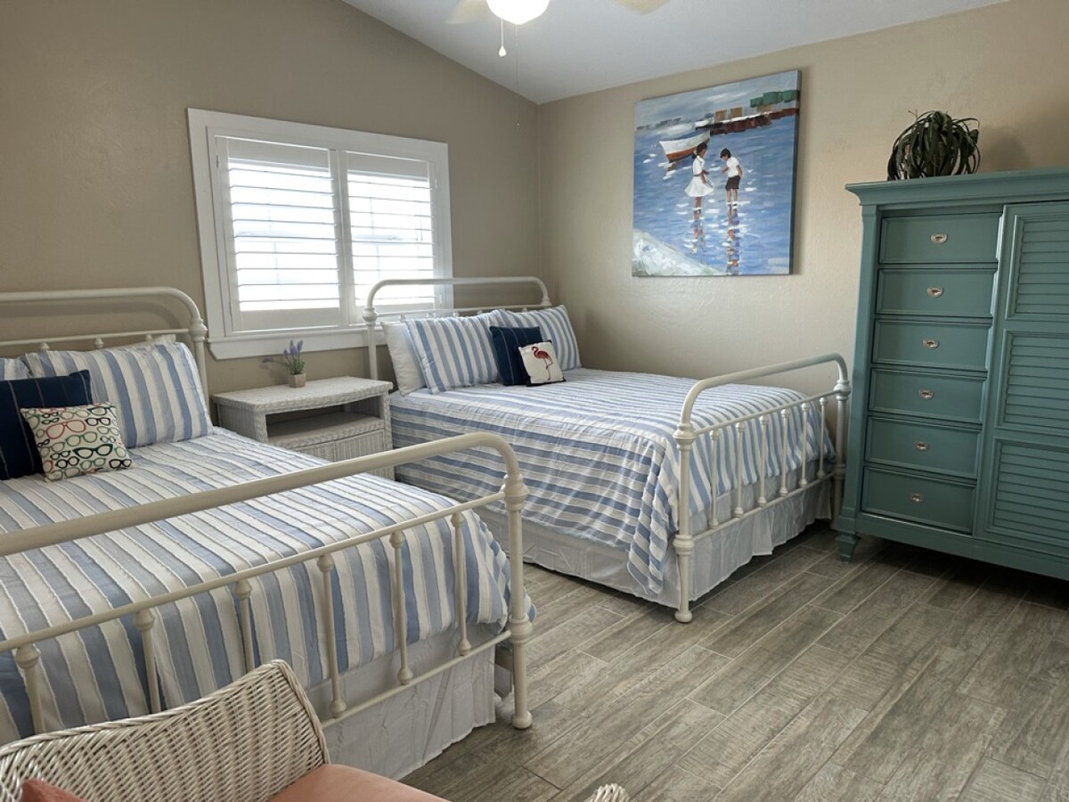 سريران مزدوجان في الطابق العلوي