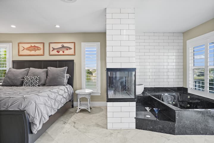 حمام داخلي كبير مع حوض استحمام/مدفأة