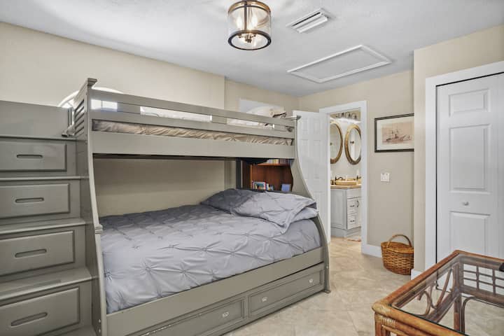 سرير في الطابق العلوي مع مسند تحت