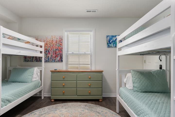 Couchettes pour l'équipe (BR1) – Chambre avec lits superposés adaptée aux enfants sur le niveau inférieur, sur la côte | Coastline Haven, Outer Banks