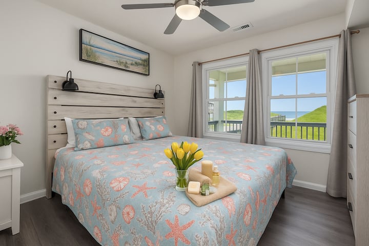 Horizon Cabin (BR4) — Chambre avec lit queen, vue sur l'océan et décor côtier | Coastline Haven, OBX