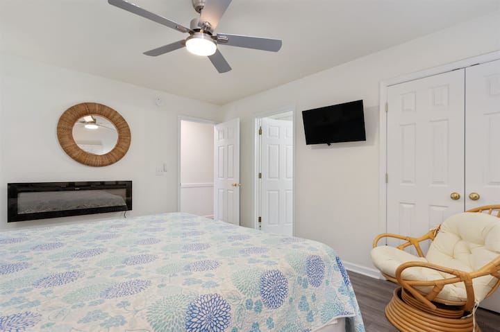 BR2 : chambre confortable avec très grand lit, téléviseur, ventilateur de plafond et grand placard | Coastline Haven, Outer Banks