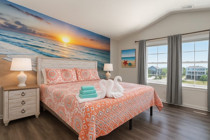 Cabine Sunrise (BR7) — Suite avec grand lit, murale représentant l'océan et lumière naturelle | Coastline Haven, OBX