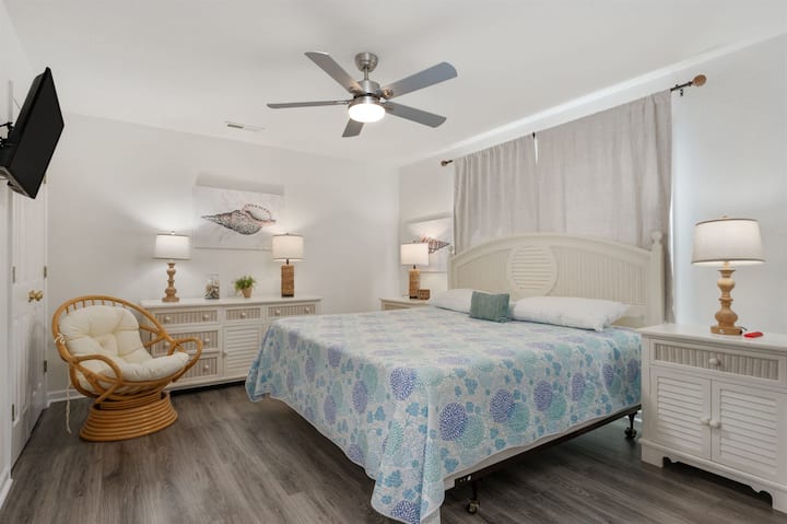 Compass Room (BR2) — Suite King à l'étage intermédiaire avec touches d'inspiration insulaire | Coastline Haven, Nags Head OBX
