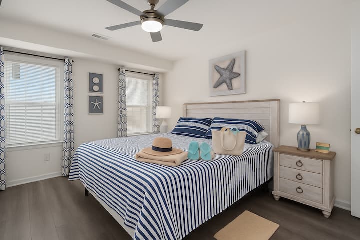 Cabine du premier officier (BR6) — Chambre confortable avec grand lit et touches nautiques | Coastline Haven, Nags Head OBX