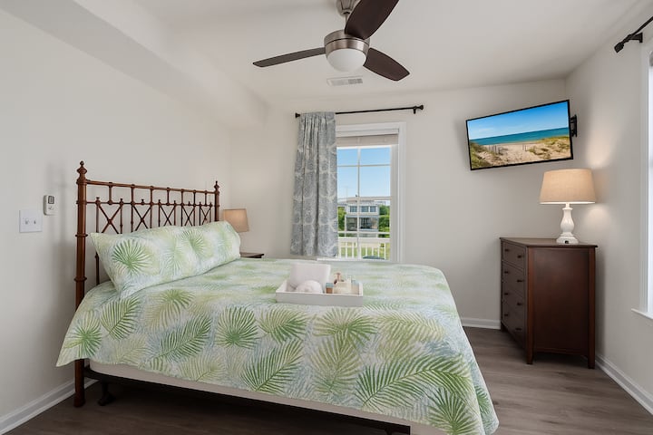 Hidden Cove (BR3) — Chambre à coucher isolée avec lit queen et touches tropicales | Havre de paix sur la côte, Nags Head