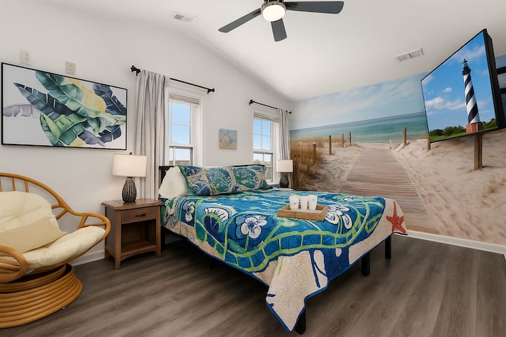 Captain's Quarters (BR8) — Suite King au dernier étage avec hauts plafonds et salle de bain privée attenante | Coastline Haven, OBX