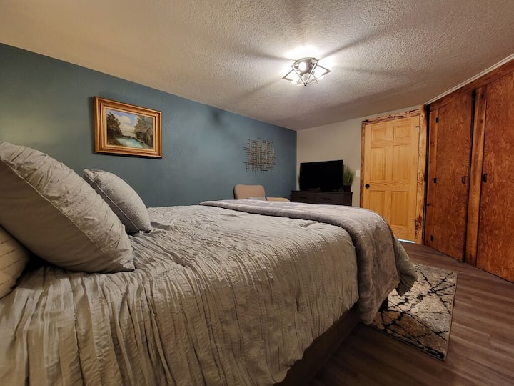 La habitación verde azulado es cálida y acogedora, lugar perfecto para relajarse al final del día